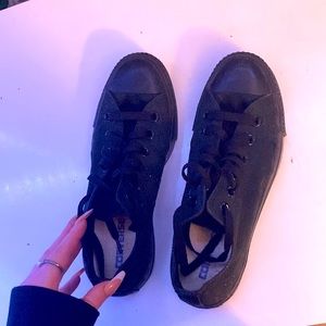 Black low top converse size 6w